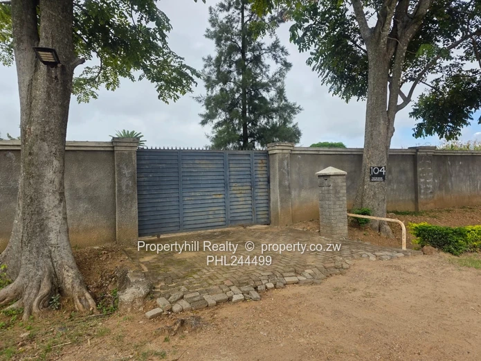 Manningdale 2-Bed with a Non Functional  Pool, Borehole & Large Garden (Sole Mandate)