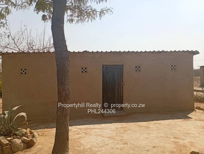 10,000 m² Chegutu Land with Existing Dwelling & Borehole