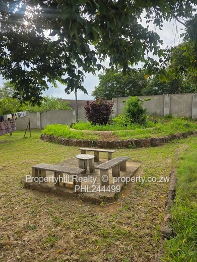 Manningdale 2-Bed with a Non Functional  Pool, Borehole & Large Garden (Sole Mandate)