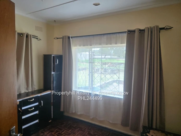 Manningdale 2-Bed with a Non Functional  Pool, Borehole & Large Garden (Sole Mandate)