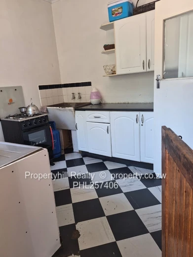 Chadcombe 3-Bed: Large Garden & Borehole