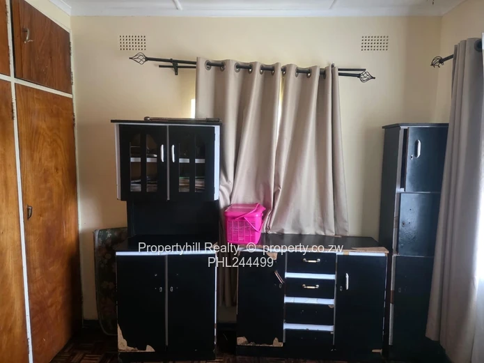 Manningdale 2-Bed with a Non Functional  Pool, Borehole & Large Garden (Sole Mandate)