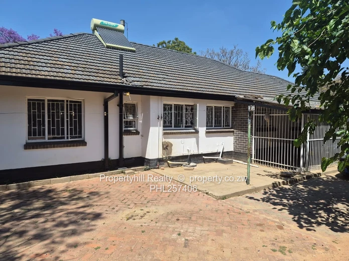 Chadcombe 3-Bed: Large Garden & Borehole