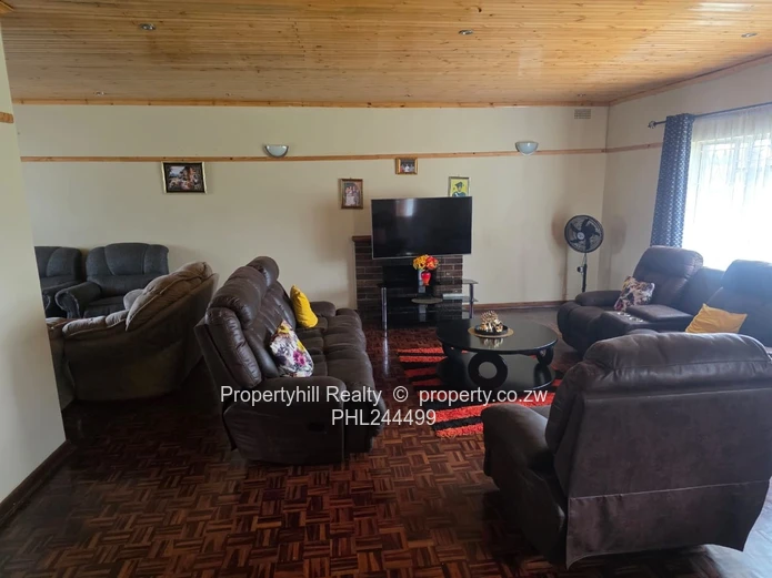 Manningdale 2-Bed with a Non Functional  Pool, Borehole & Large Garden (Sole Mandate)