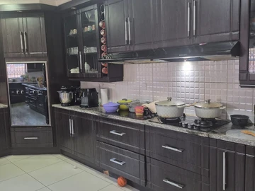 6 Bedroom House
