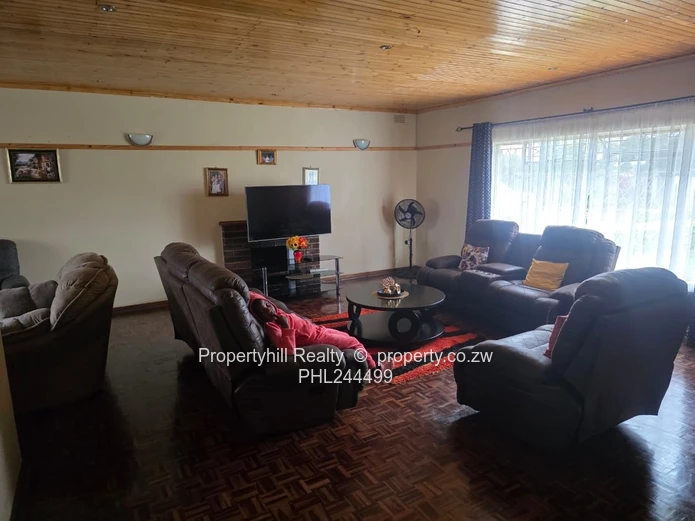 Manningdale 2-Bed with a Non Functional  Pool, Borehole & Large Garden (Sole Mandate)