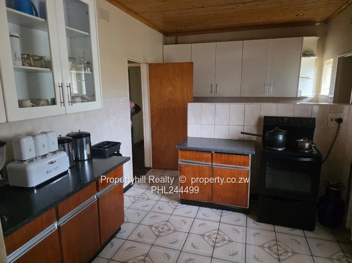 Manningdale 2-Bed with a Non Functional  Pool, Borehole & Large Garden (Sole Mandate)