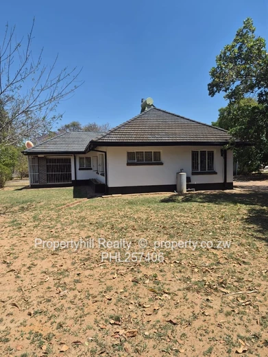 Chadcombe 3-Bed: Large Garden & Borehole