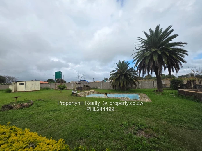 Manningdale 2-Bed with a Non Functional  Pool, Borehole & Large Garden (Sole Mandate)