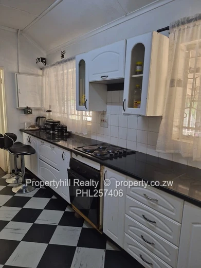 Chadcombe 3-Bed: Large Garden & Borehole