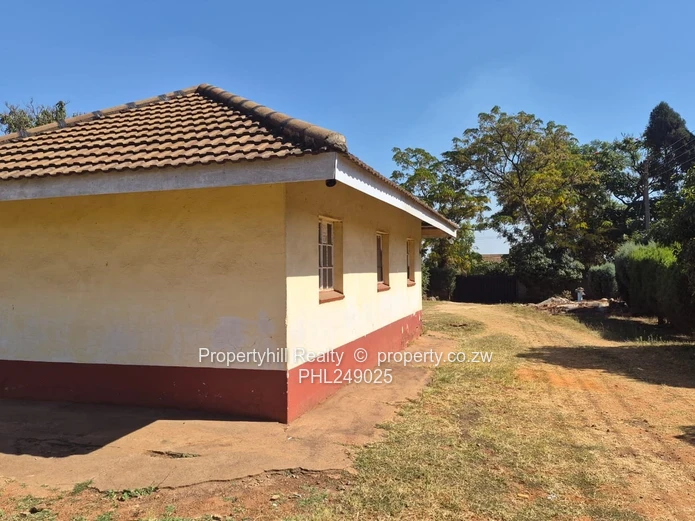 Spacious 4-Bed Family Home on 5000m² with Borehole (Sole Mandate)